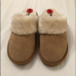 NWOT MinneTonka mule woman’s slippers size 6.